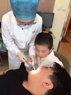 现场的小朋友进行了牙医角色的扮演
