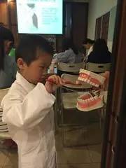 现场还用模型教小朋友们如何正确刷牙